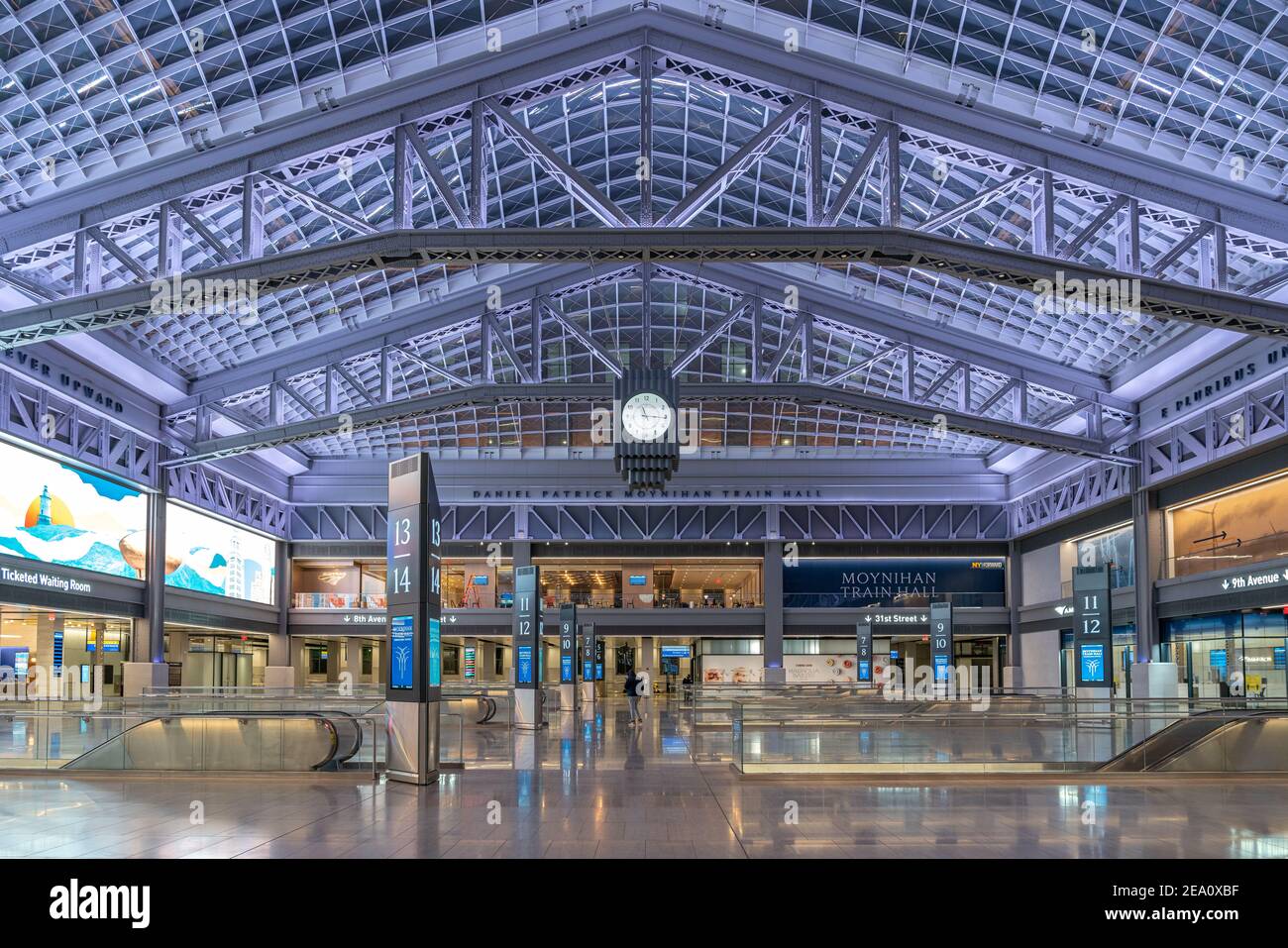 Daniel Patrick Moynihan train Hall la nuit à partir du niveau du hall. Banque D'Images