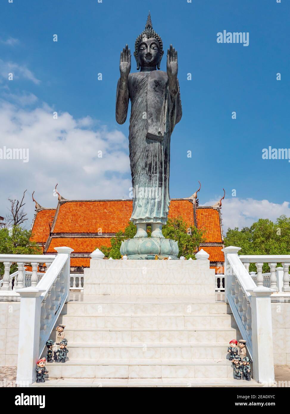 Statue de Bouddha debout à Wat Khun Samut Chin, un temple bouddhiste dans la province de Samut Prakan en Thaïlande. Le temple est entouré par la mer à cause de Banque D'Images