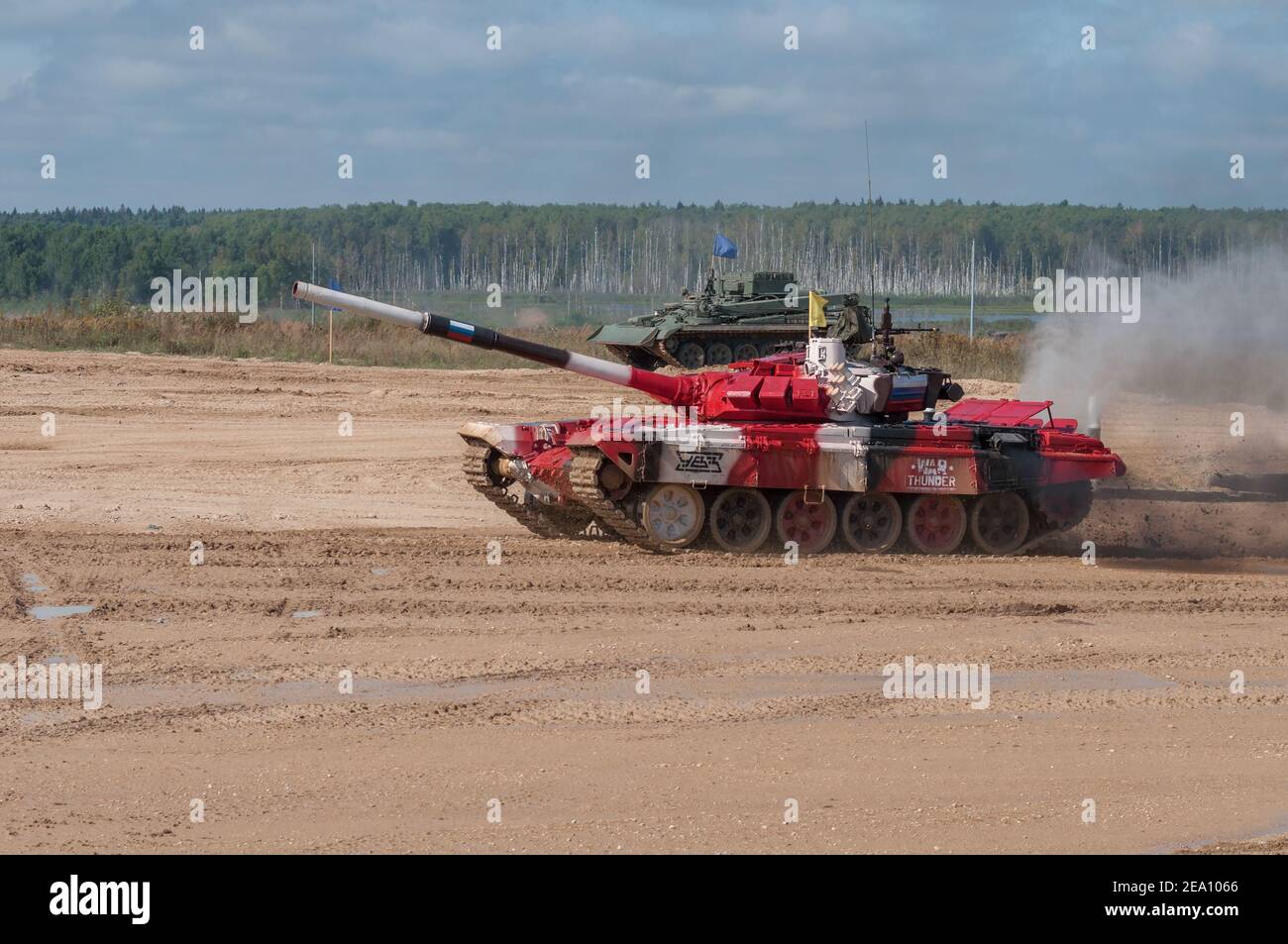 ALABINO, RUSSIE - 25 AOÛT 2020 : char T-72B3 de l'équipe russe sur la piste de biathlon de char. Jeux de guerre internationaux Banque D'Images