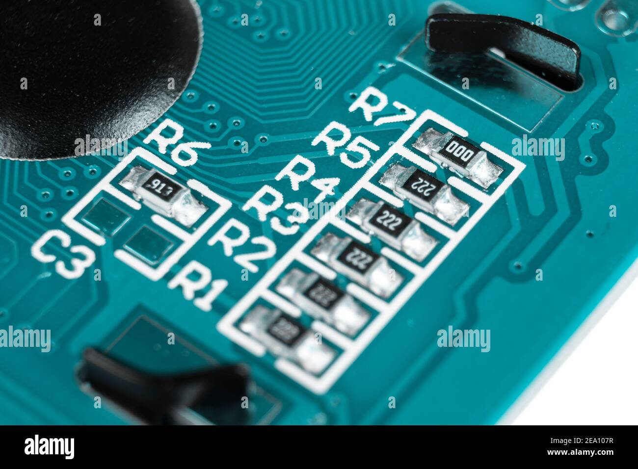Vue macro de la carte de circuit imprimé avec micropuces de résistances et composants électroniques. Processeur de communication intégré. Ingénierie de l'information. Banque D'Images