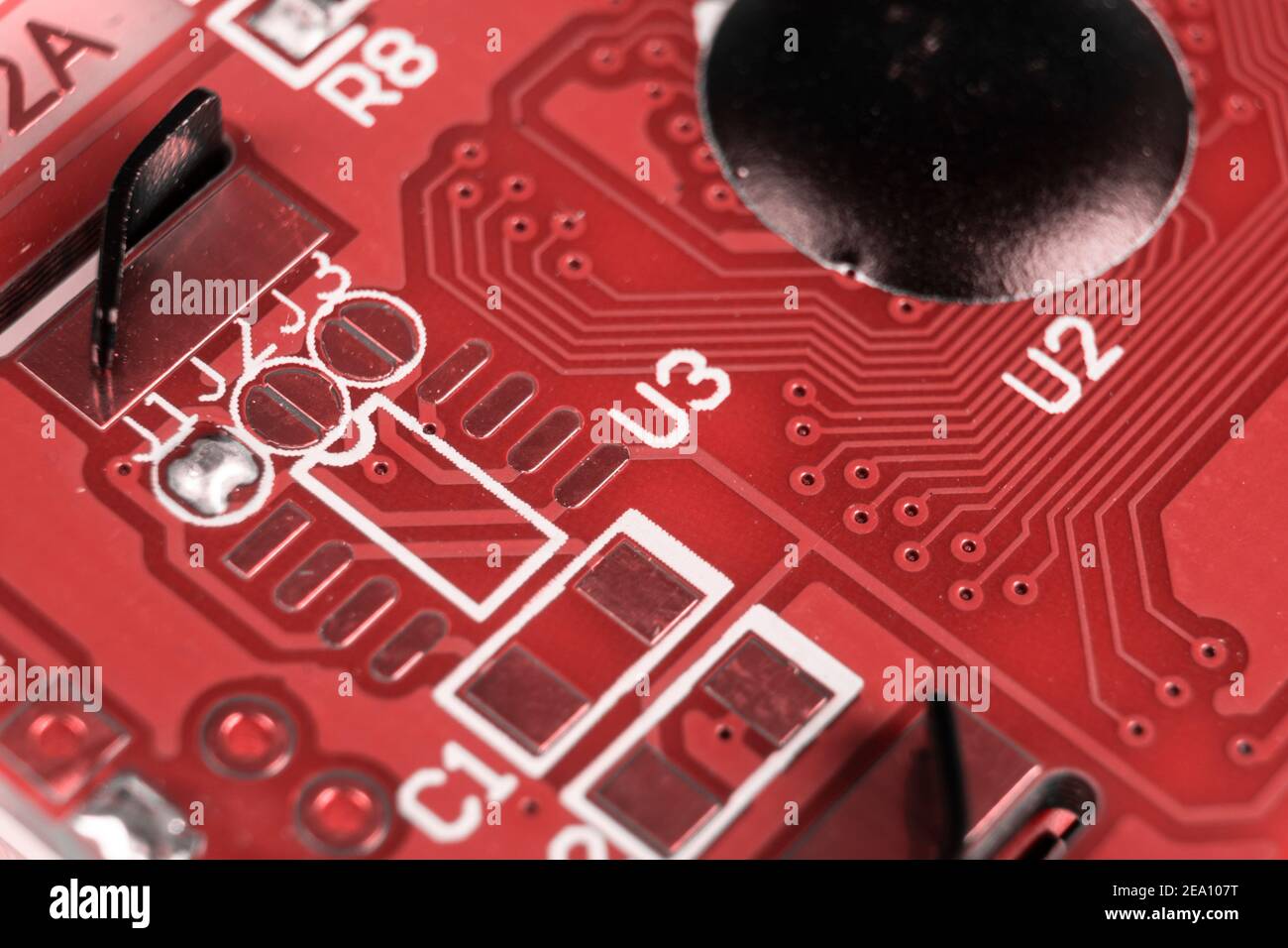 Vue macro de la carte de circuit imprimé avec micropuces de résistances et composants électroniques. Processeur de communication intégré. Ingénierie de l'information. Banque D'Images