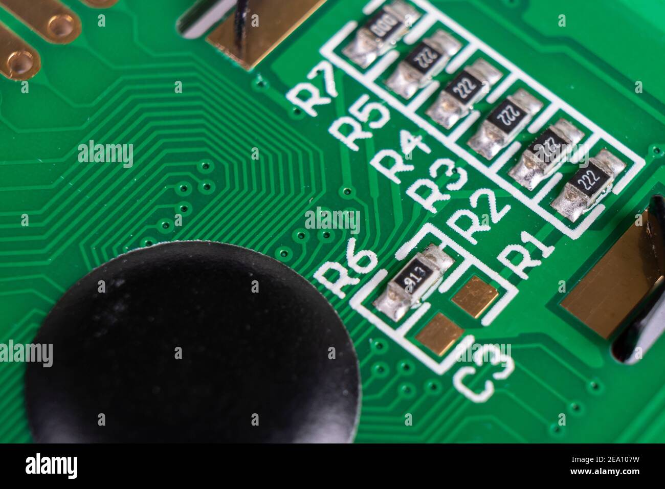 Vue macro de la carte de circuit imprimé avec micropuces de résistances et composants électroniques. Processeur de communication intégré. Ingénierie de l'information. Banque D'Images