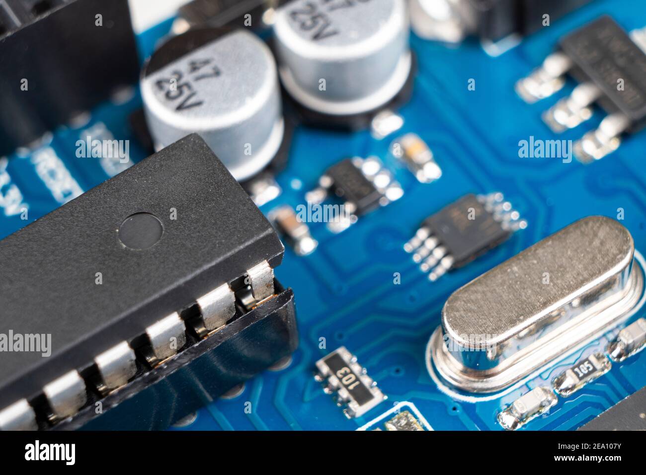 Vue macro de la carte de circuit imprimé avec micropuces de résistances et composants électroniques. Processeur de communication intégré. Ingénierie de l'information. Banque D'Images