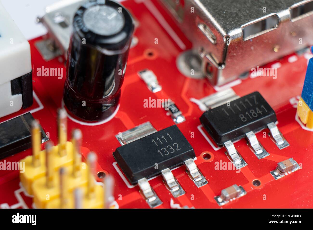 Vue macro de la carte de circuit imprimé avec micropuces de résistances et composants électroniques. Processeur de communication intégré. Ingénierie de l'information. Banque D'Images