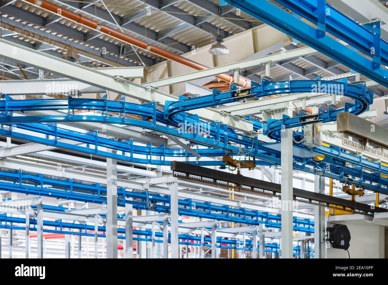 Intérieur industriel. Atelier équipé de convoyeurs. Banque D'Images