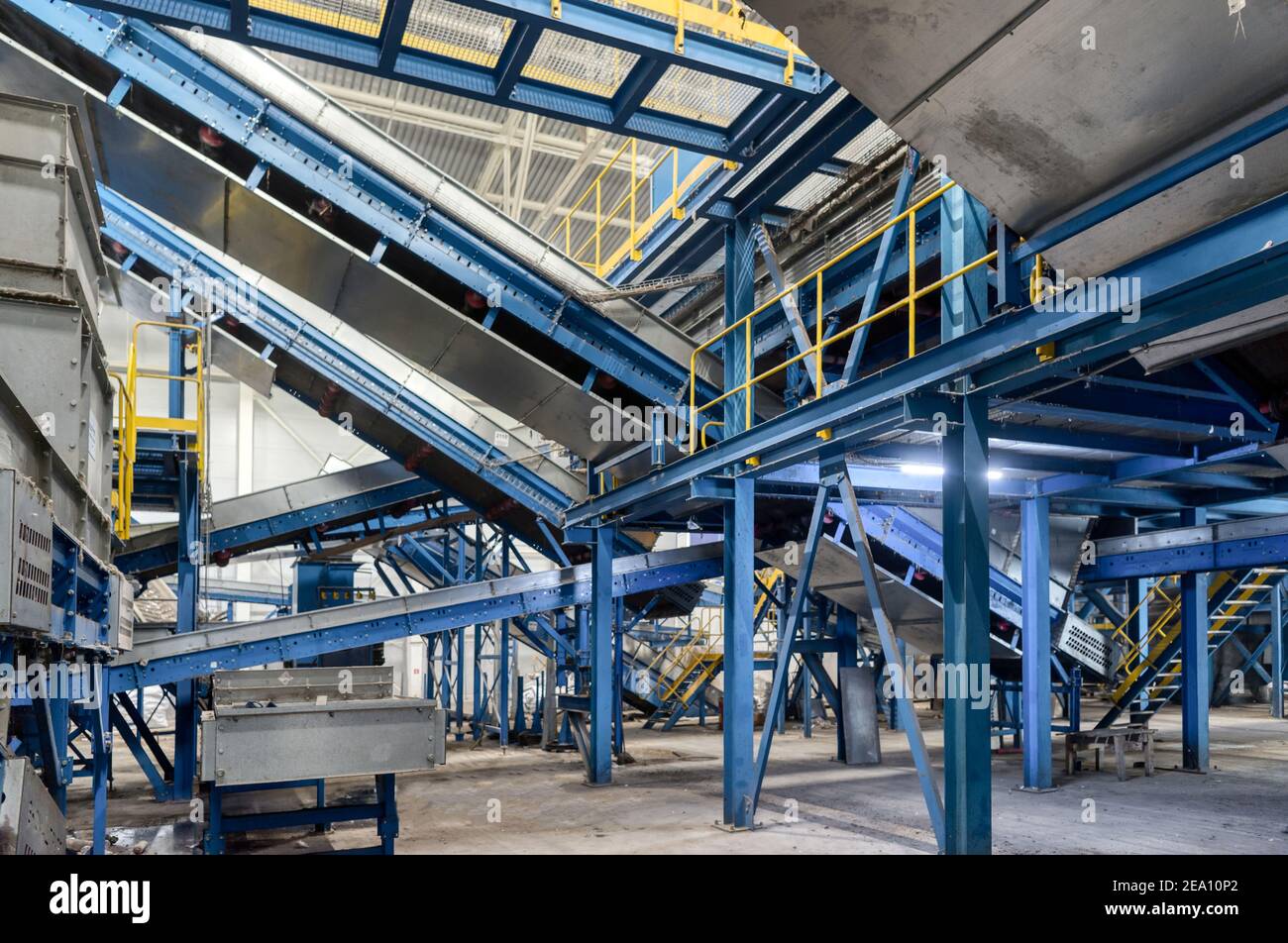 Usine de tri et de recyclage des déchets ménagers. Système convoyeur incliné. Banque D'Images