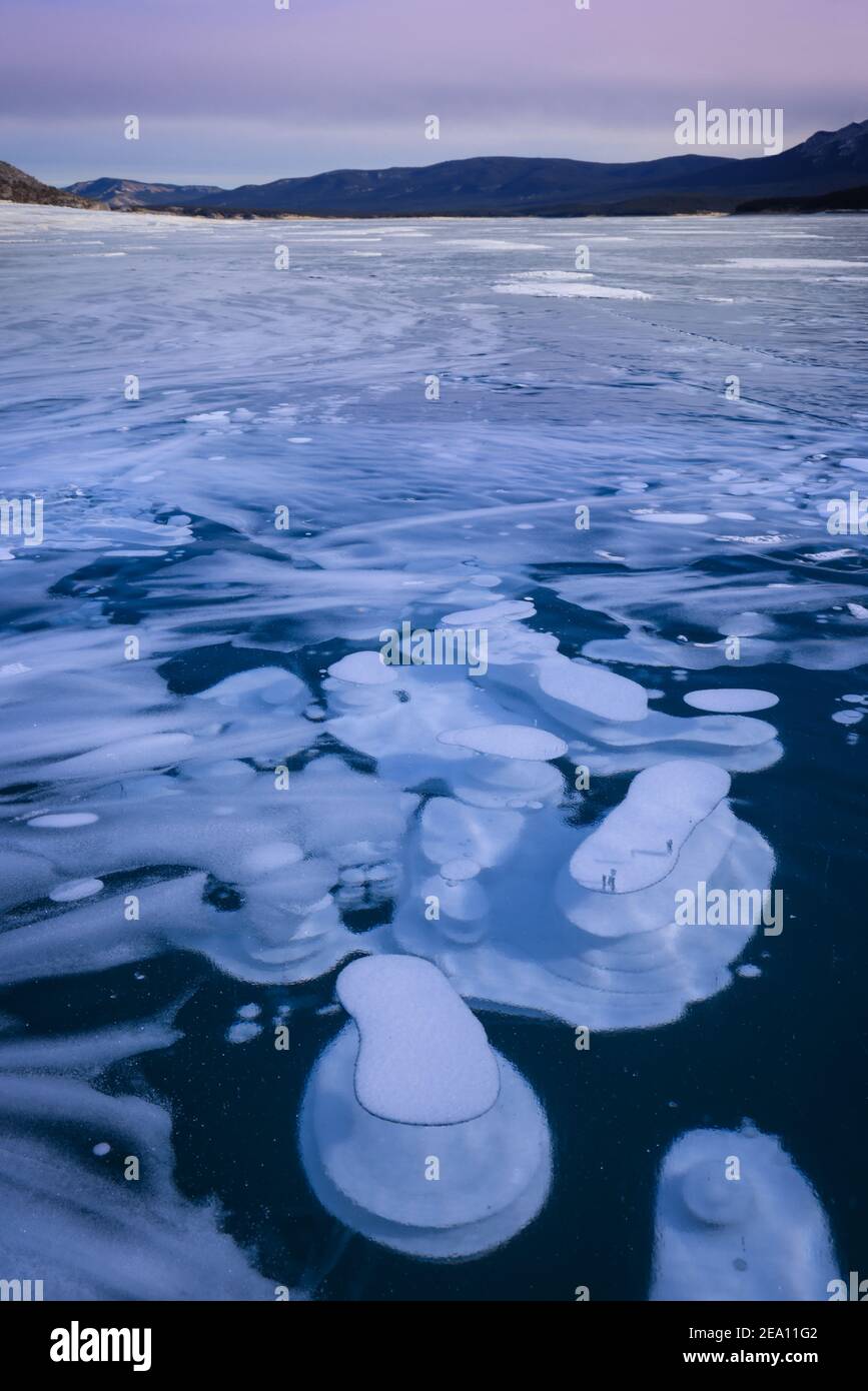 Lac gelé avec des bulles et des motifs intéressants. Banque D'Images