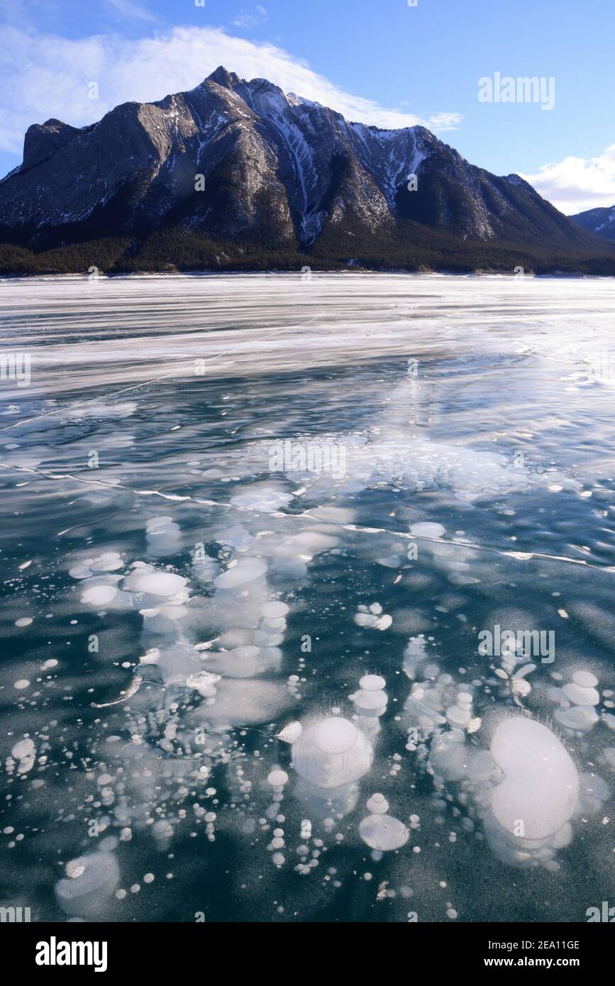 Lac gelé avec des bulles et des motifs intéressants. Banque D'Images
