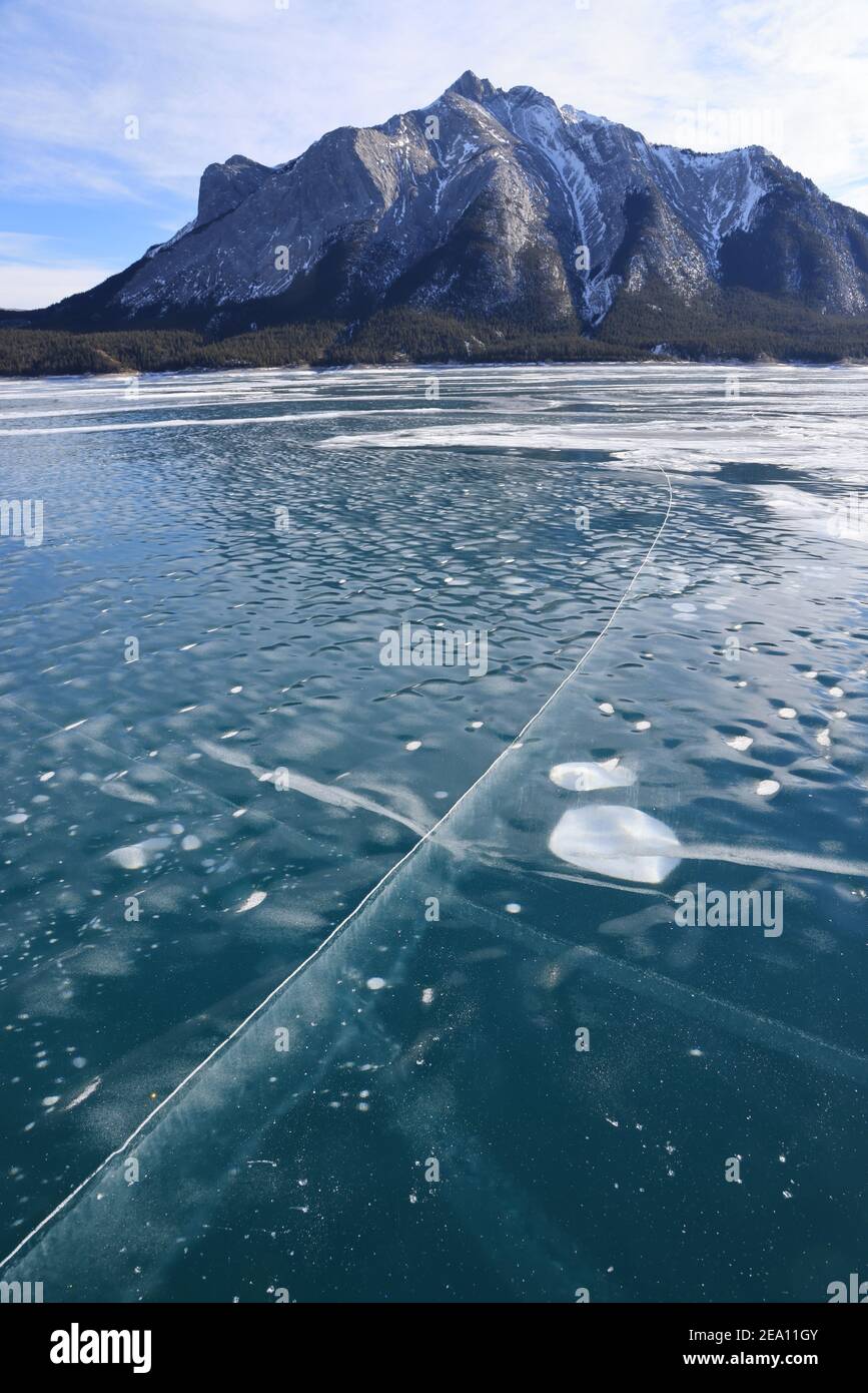 Lac gelé avec des bulles et des motifs intéressants. Banque D'Images