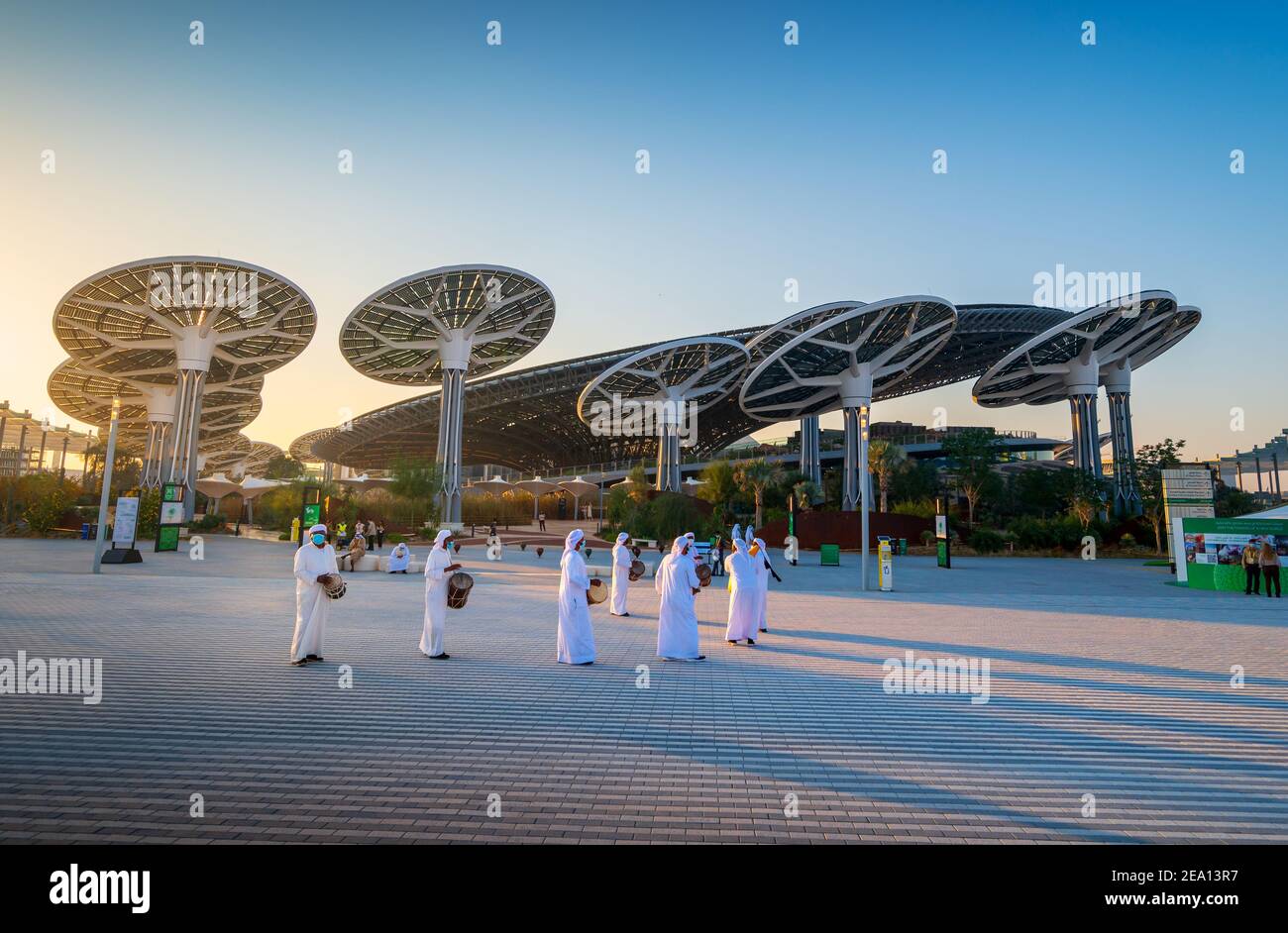 Dubaï, Émirats arabes Unis - 4 février 2020 : des artistes émirati devant le Terra Sustainability Pavilion de l'EXPO 2020 au coucher du soleil construit pour EX Banque D'Images
