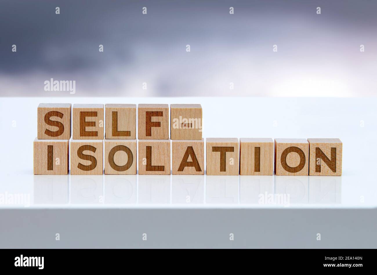 Panneau de message 'isolation-elf' sur des blocs de bois assis sur une table blanche. Banque D'Images