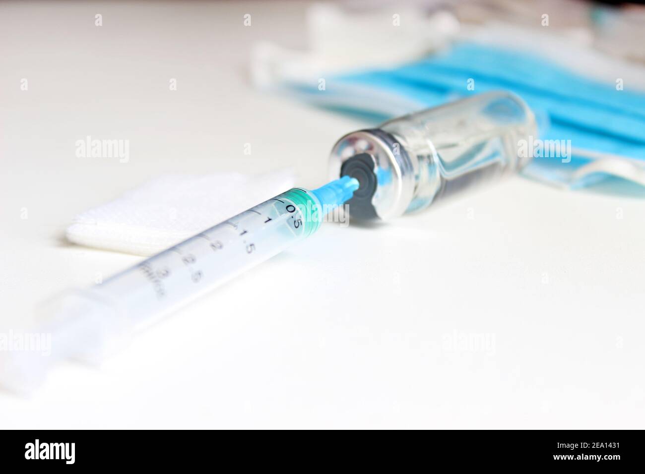 Vaccination contre le nouveau virus Corona SRAS-CoV-2: Une seringue en cours d'élaboration avec la vaccination SRAS-CoV-2. Banque D'Images