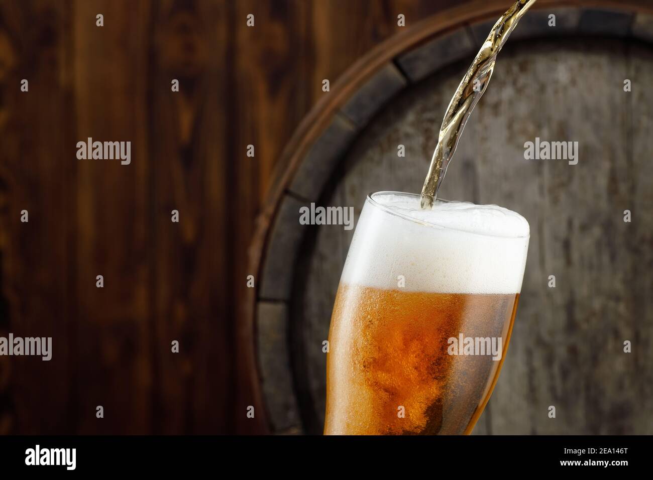 la bière coule dans le verre Banque D'Images