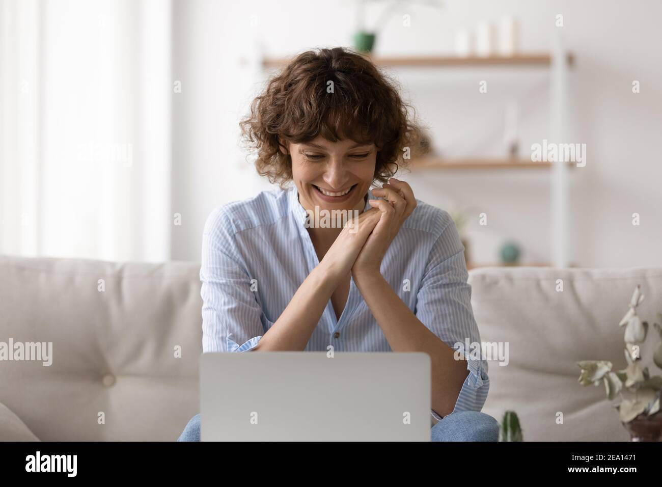 Une femme souriante parle lors d'un appel vidéo sur un ordinateur portable Banque D'Images