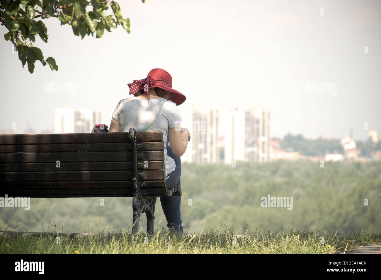 Femme à chapeau rouge assise sur un banc de Kalemegdan Forteresse de Belgrade Banque D'Images