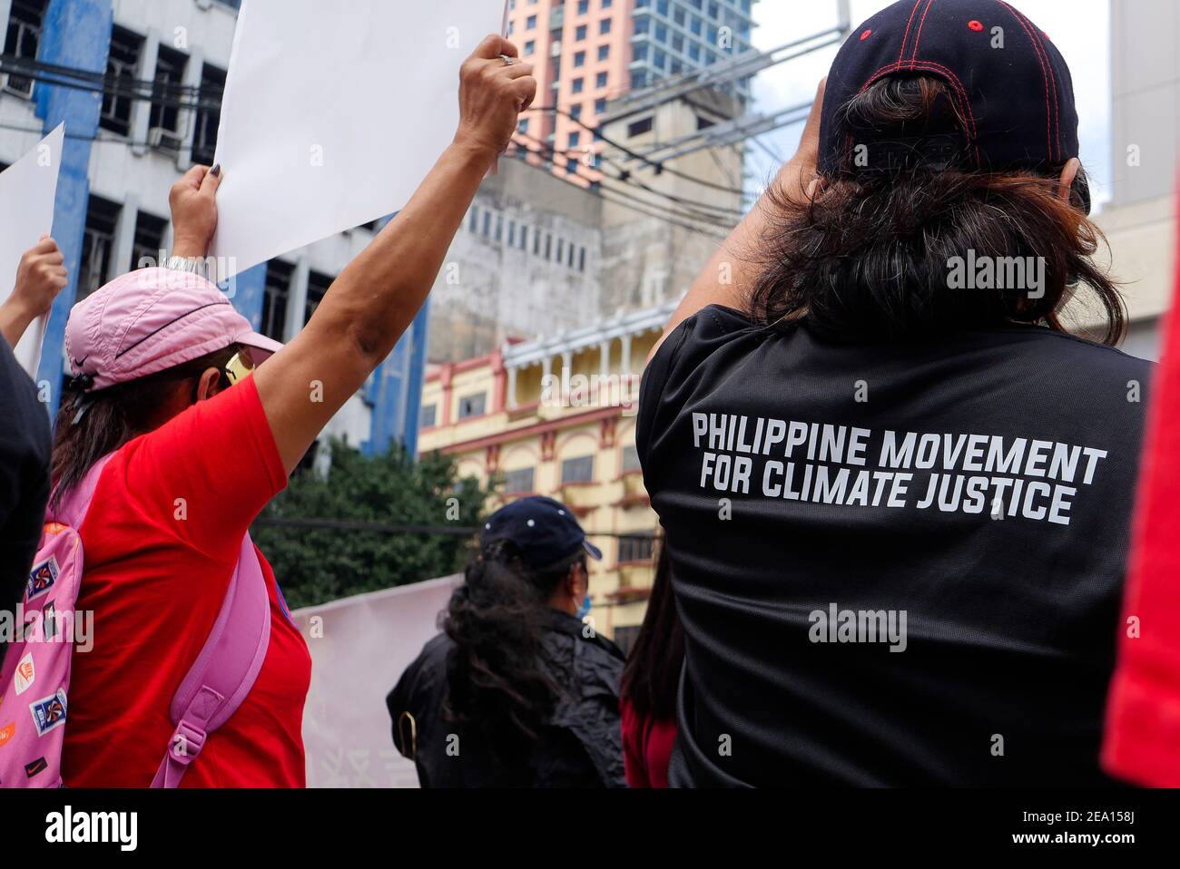 Manille, région de la capitale nationale, Philippines. 7 février 2021. Le manifestant porte une chemise avec un texte du mouvement philippin pour le changement climatique.le mouvement populaire asiatique sur la dette et le développement (APMDD) a organisé une manifestation à l'arche de Chinatown avec une danse dragon pour une Asie sans combustibles fossiles. Ils appellent le Président philippin et d'autres pays asiatiques, dont le Président Joe Biden. Crédit : George BUID/ZUMA Wire/Alay Live News Banque D'Images