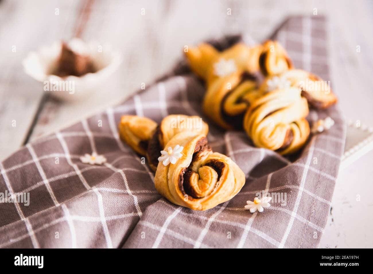 Délicieux palmiers au chocolat sur fond de bois. Concept de Pâques, lapin Banque D'Images