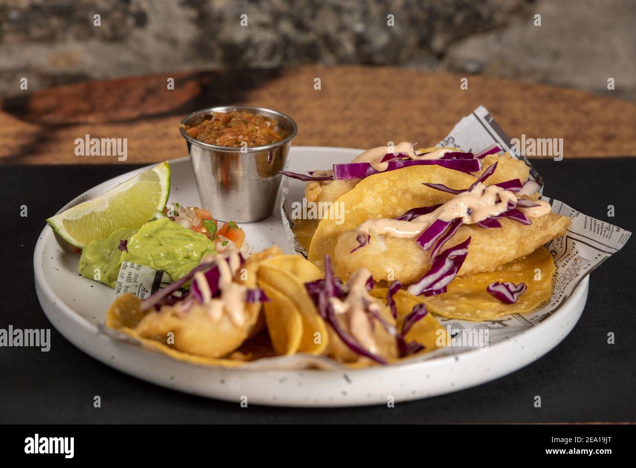 Tacos de poisson frais avec légumes. Banque D'Images