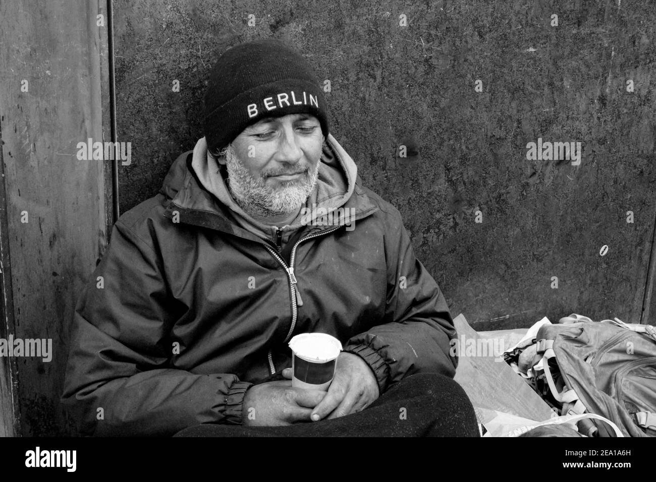 Homme sans abri avec tasse Banque D'Images