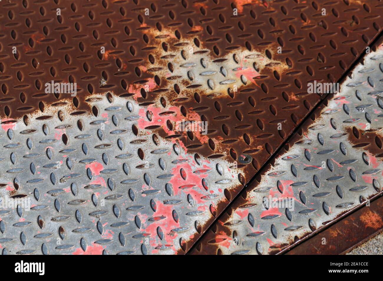 Ancienne plaque de métal texturée corrodée et oxydée en gros plan. Surface marron, rouge et argent. Arrière-plan industriel rugueux. Image couleur. Banque D'Images