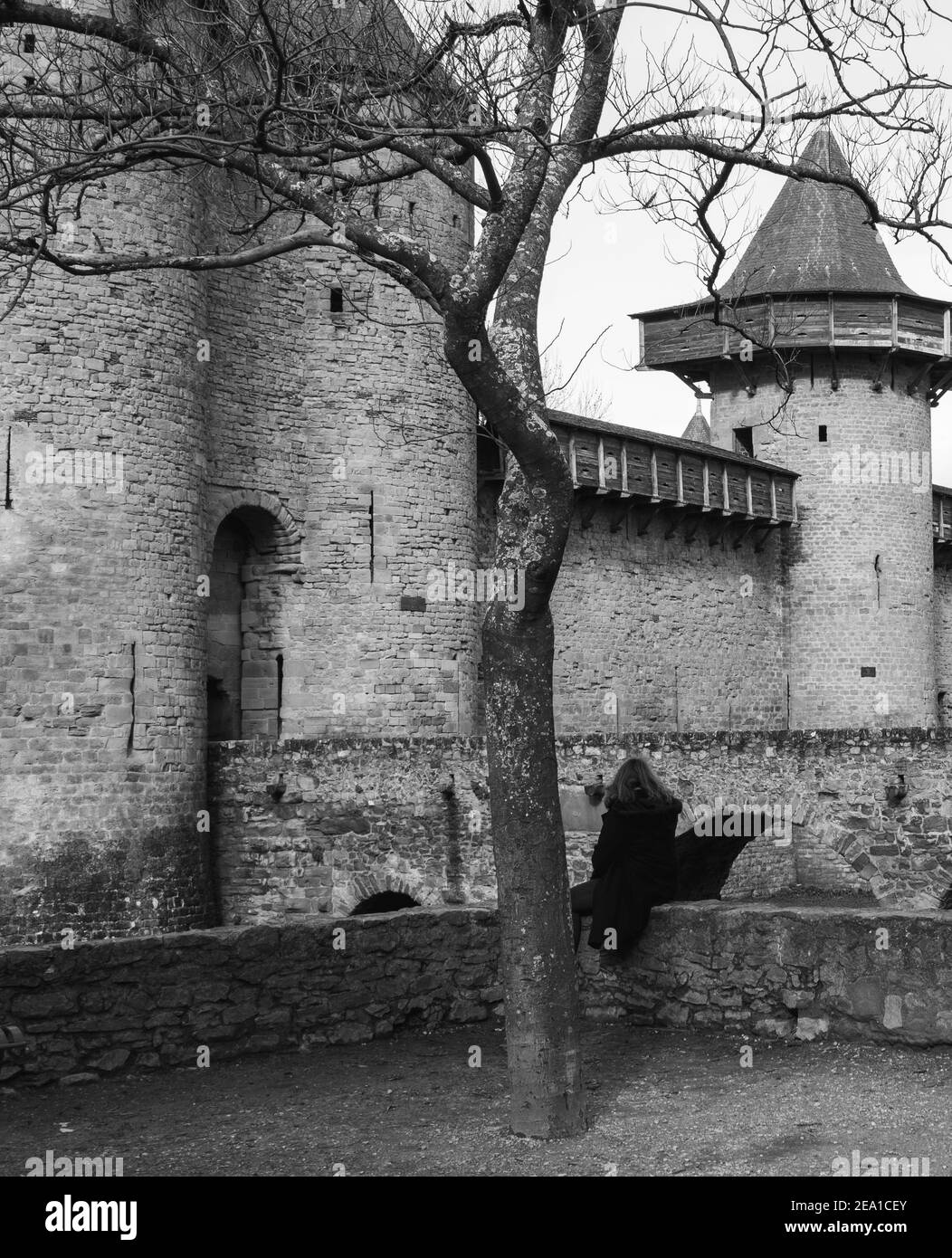 Une femme qui regarde les tours de la forteresse médiévale de Carcassonne. Banque D'Images