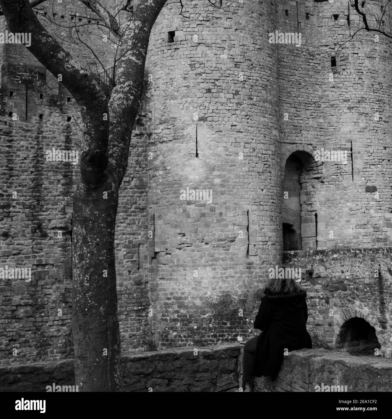 Une femme qui regarde les tours de la forteresse médiévale de Carcassonne. Banque D'Images