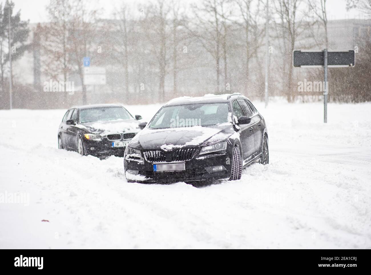 Bielefeld, Allemagne. 07e février 2021. Deux véhicules sont sur une route et enlisés dans la neige après une forte chute de neige. Credit: Marcel Kusch/dpa - ATTENTION: Les plaques d'immatriculation ont été pixélisées pour des raisons juridiques/dpa/Alay Live News Banque D'Images