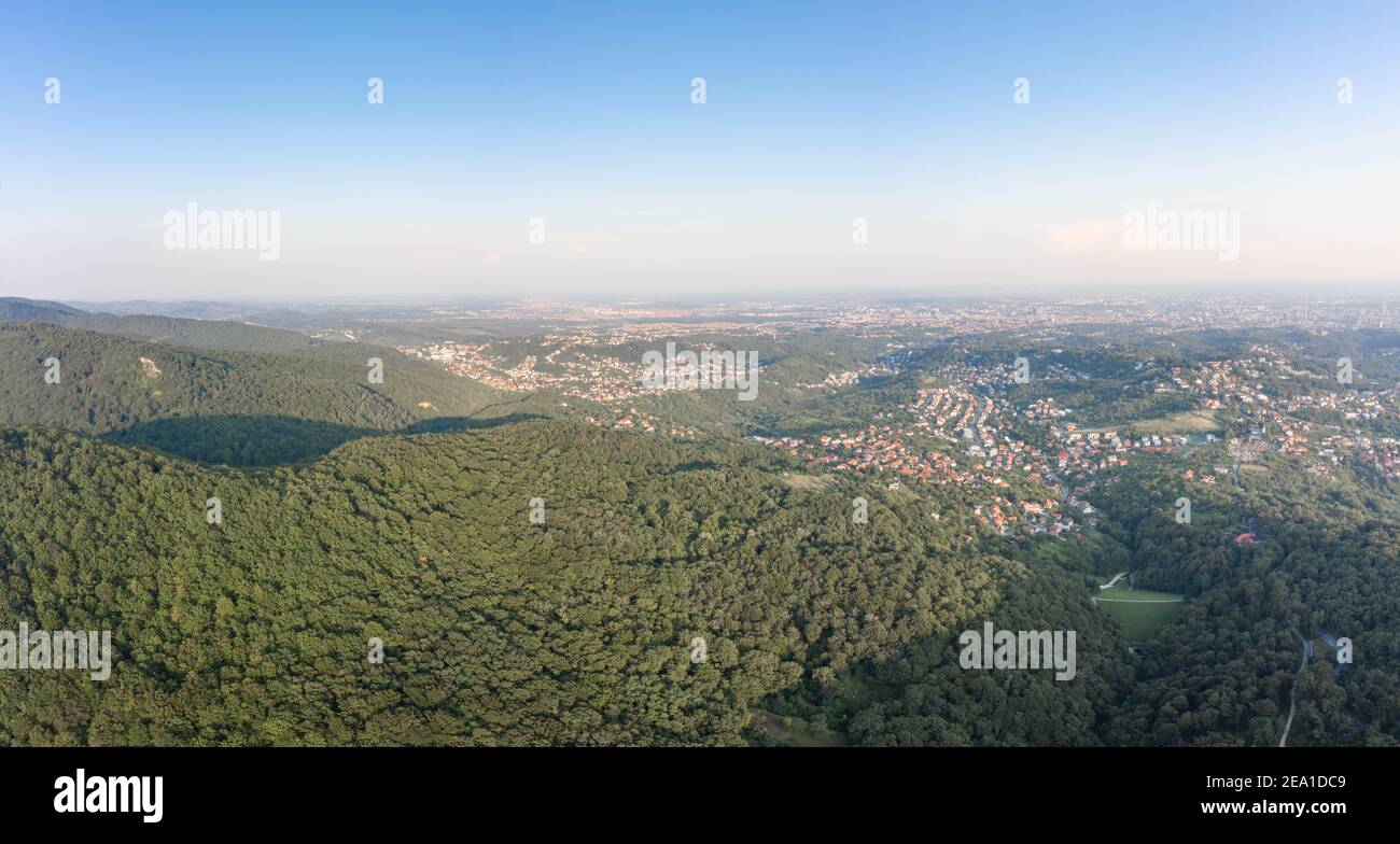Vue aérienne panoramique sur la ville haute de Zagreb, près de Medvednica montagne Banque D'Images