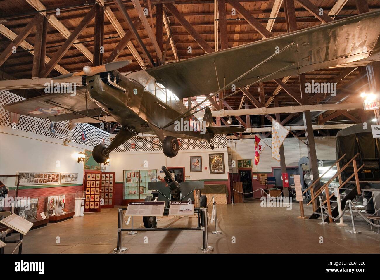 L4 Piper Cub, avion de liaison, Great Hall au Texas Military Forces Museum, Camp Mabry, Austin, Texas, États-Unis Banque D'Images