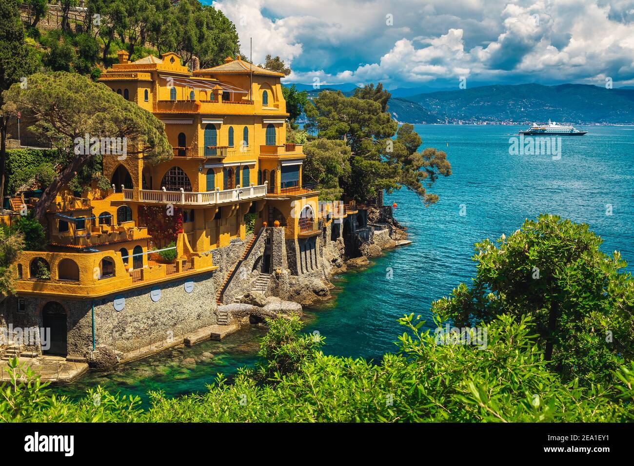 Majestueux lieu de vacances d'été, méditerranée coloré maison de luxe en bord de mer avec une vue incroyable, sur la magnifique baie, Portofino, Ligurie, Italie Banque D'Images
