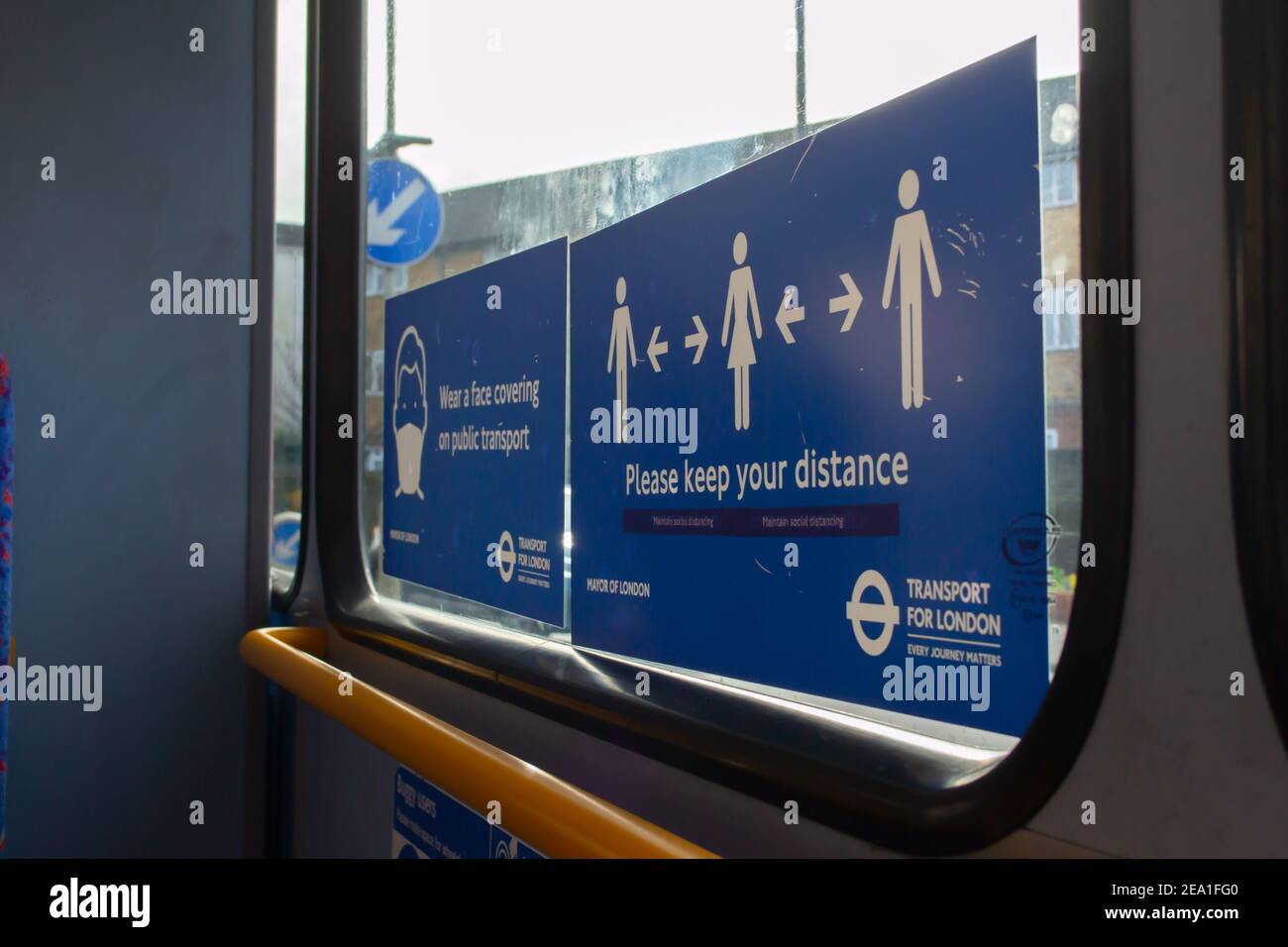 LONDRES, ANGLETERRE- 5 février 2021: Social distancing et visage couvrant avis à l'intérieur d'un TFL London bus Banque D'Images