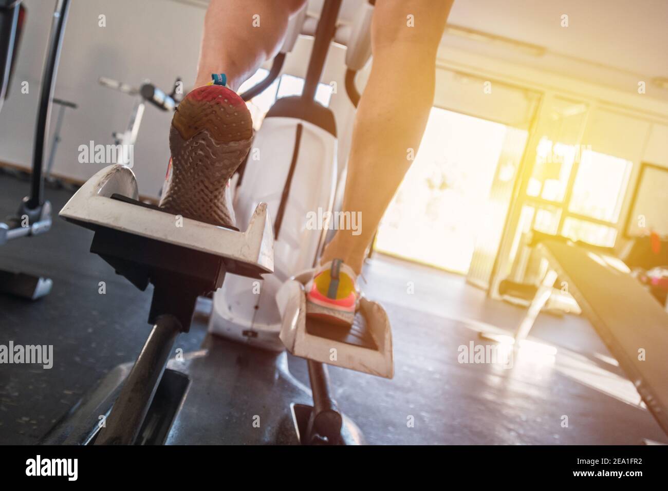 Jeune homme utilisant elliptique.concept de santé et de bien-être. Banque D'Images