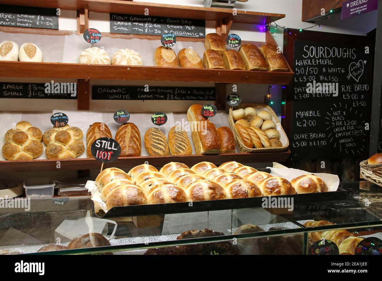 Baker Shop avec des amours frais et des petits pains à crossettes affichage Banque D'Images