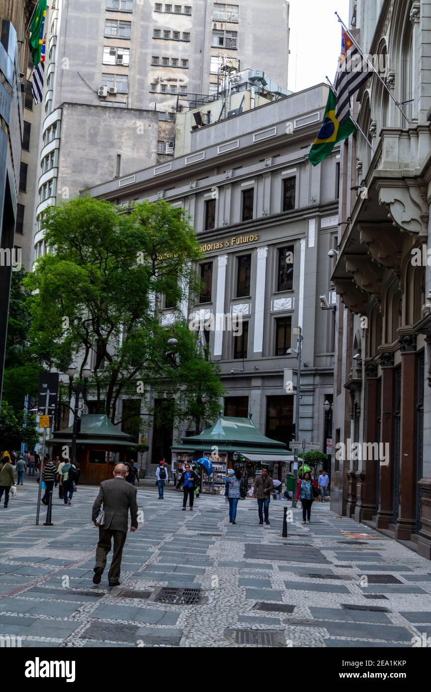 L'une des rues commerçantes animées bordées de bâtiments historiques, de magasins haut de gamme et d'un mélange de restaurants dans la Rua XV de Novembro à Sao Paulo, BR Banque D'Images