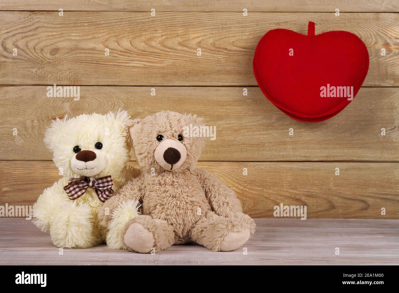 Couple ours en peluche avec coeur. Contexte de la Saint-Valentin. Banque D'Images