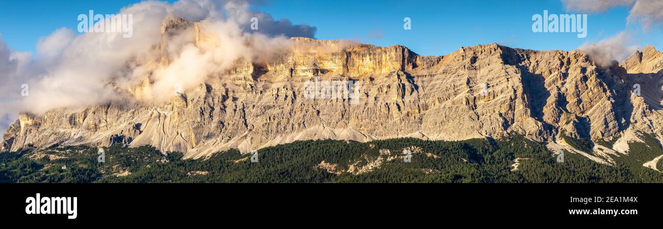 Vue panoramique sur le groupe de montagnes Conturines. Sasso di Santa Croce, la Varella et Cima Cunturines. Alpes italiennes. Europe. Banque D'Images