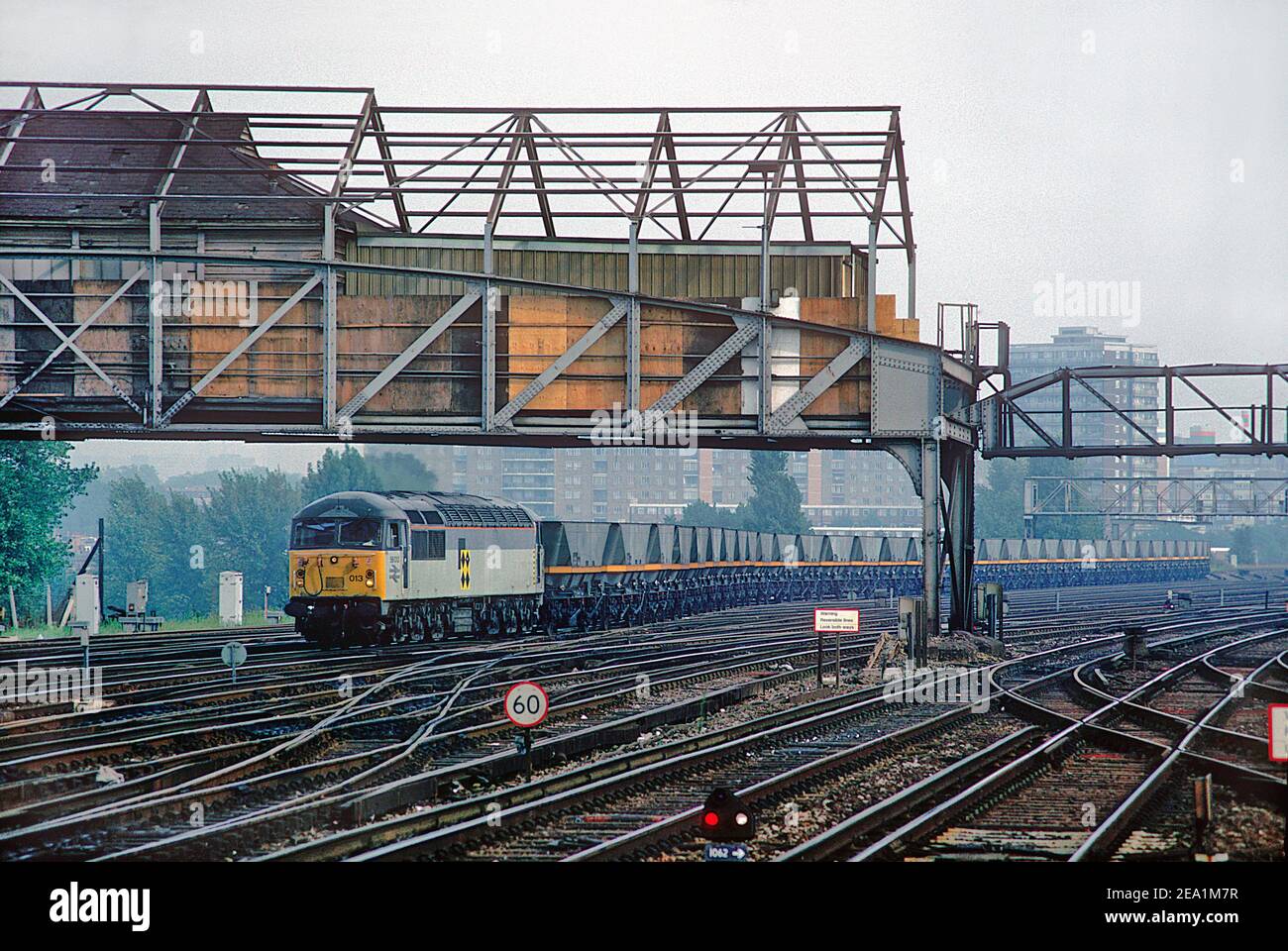 Un certain nombre de locomotives diesel de la classe 56 de travail 56103 merry go round un train de charbon à Clapham Junction dans l'ouest de Londres. 10 octobre 1991. Banque D'Images