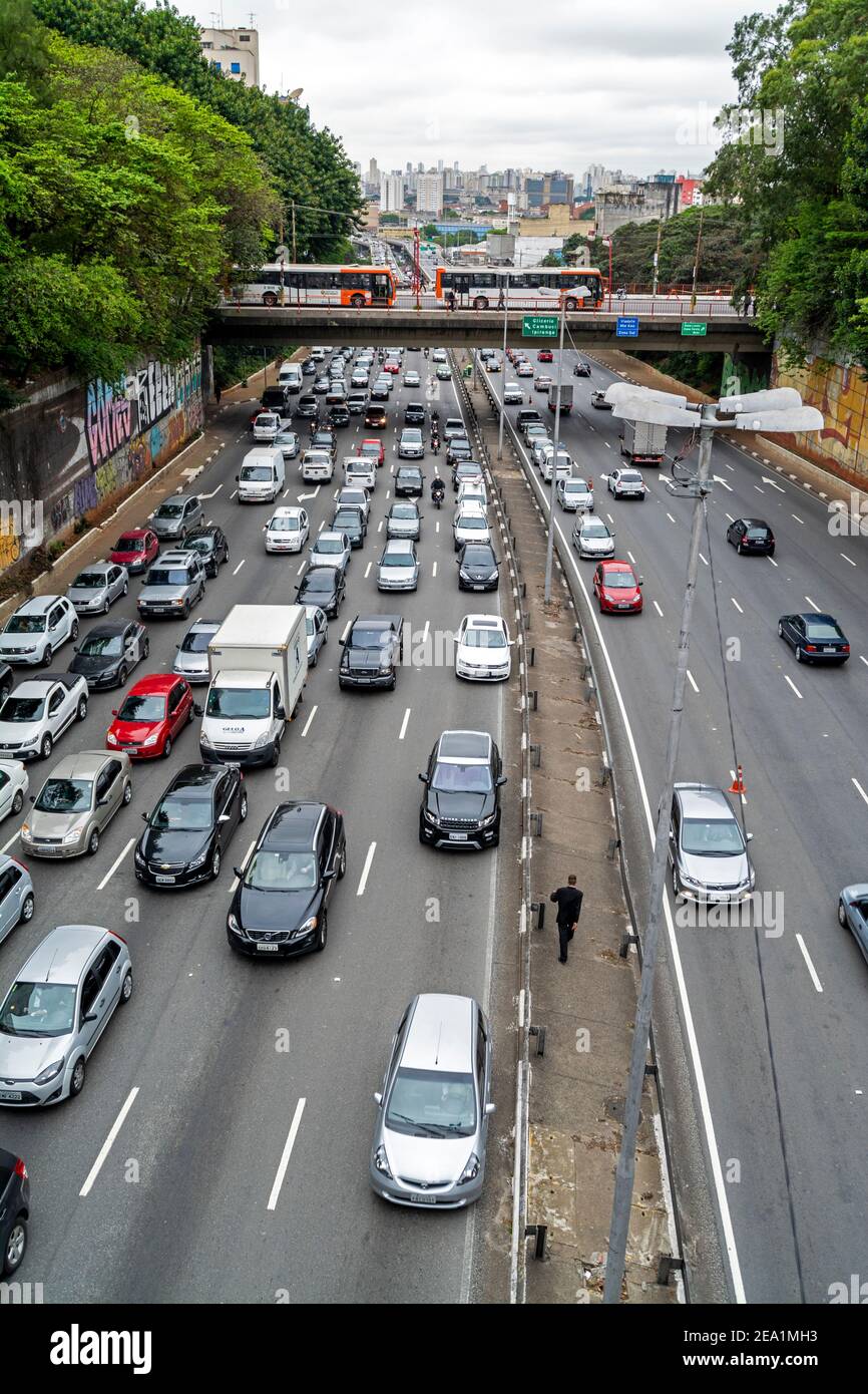 Trafic lent sur un périphérique à Sao Paulo, Brésil. Banque D'Images