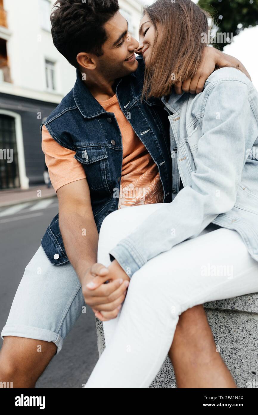 Les Amoureux S Embrasser Dans La Rue Homme Et Femme Dans La Veste De Jean Qui Va Embrasser Couple Amoureux Dans La Ville Loveston Urbain Photo Stock Alamy Les Amoureux S Embrasser Dans La Rue Homme Et Femme Dans La Veste De Jean Qui Va Embrasser Couple Amoureux Dans La Ville Loveston Urbain Photo Stock Alamy
