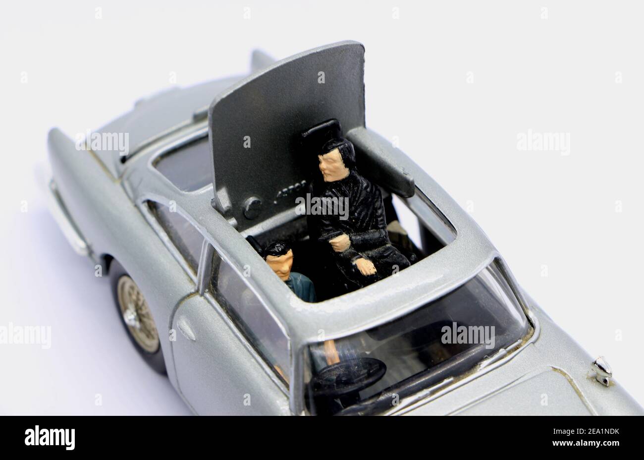 Photo d'un modèle en argent moulé de l'Aston Martin DB5 utilisé dans le film Sean Connery James Bond 007 Goldfinger en 1964 avec le méchant sortant Banque D'Images