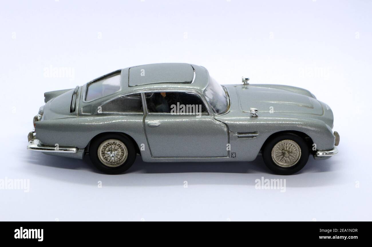Photo d'un modèle coulé en argent de l'Aston Martin DB5 utilisé dans le film Sean Connery James Bond 007 Goldfinger dans une vue latérale de 1964 Banque D'Images