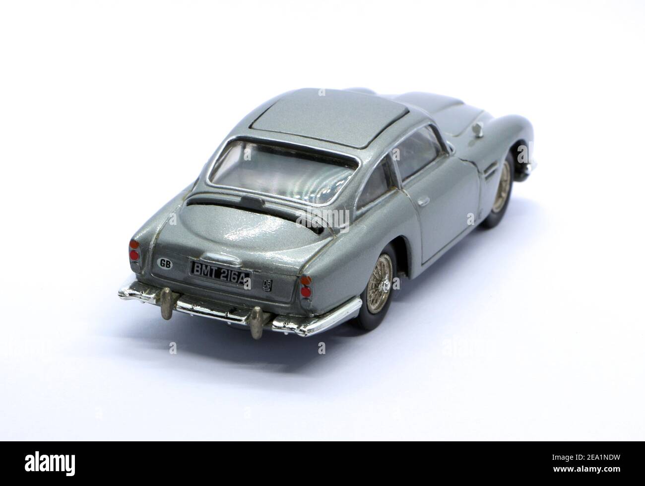 Photo d'un modèle coulé en argent de l'Aston Martin DB5 utilisé dans le film Sean Connery James Bond 007 Goldfinger en vue arrière de 1964 Banque D'Images