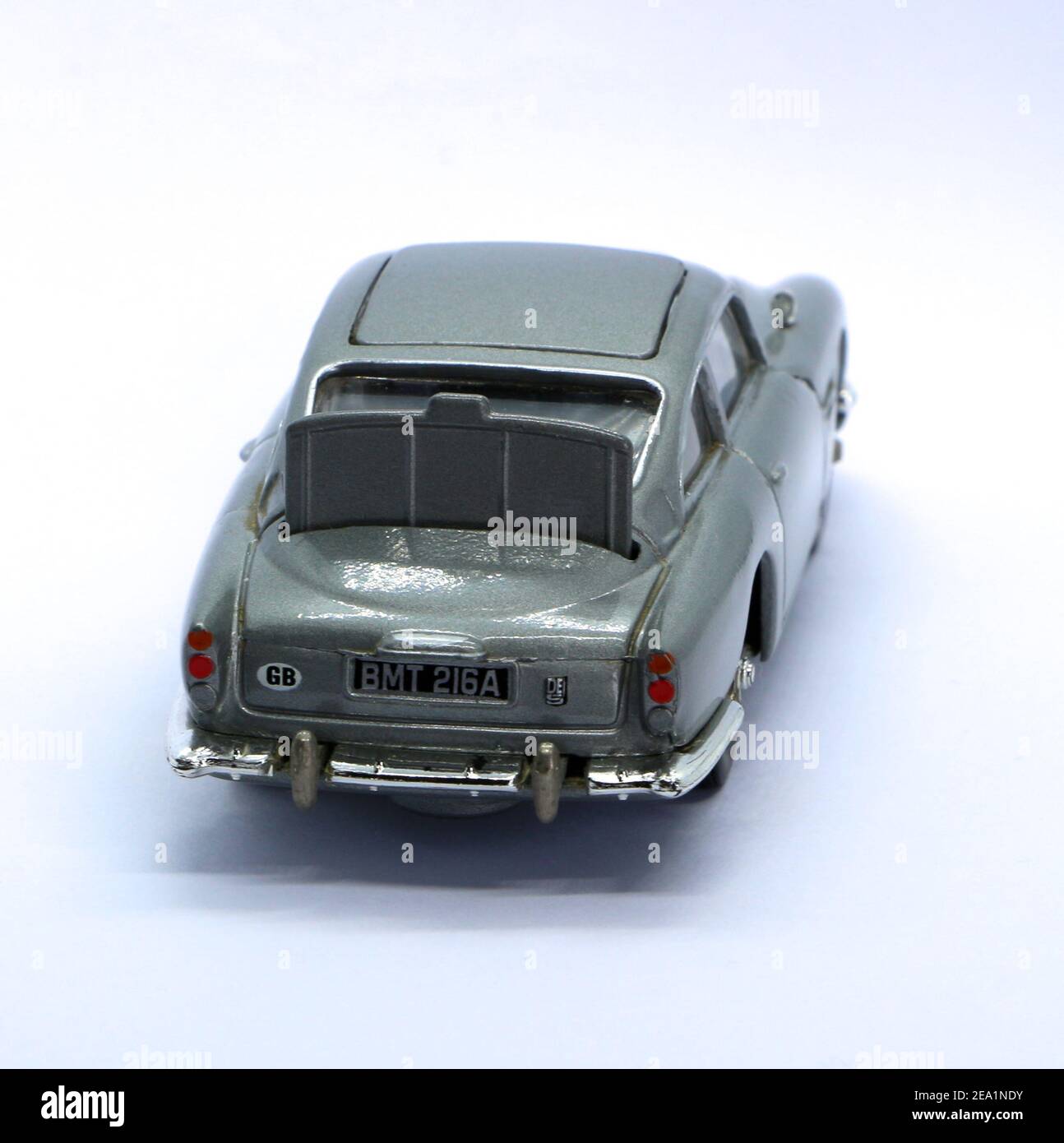 Modèle en argent moulé de l'Aston Martin DB5 utilisé Dans le film Sean Connery James Bond 007 Goldfinger In 1964 vue arrière avec la protection pare-balles relevée Banque D'Images