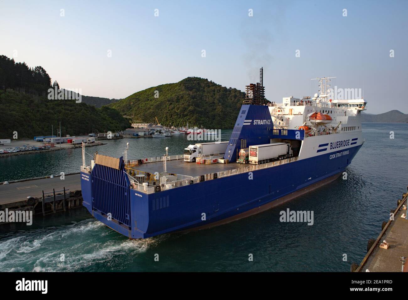 Les ferries Bluebridge circulent quatre fois par jour : Wellington et Picton NZ. Le trajet dure environ 3,5 heures avec 2 navires transportant à la fois des passagers et des véhicules. Banque D'Images