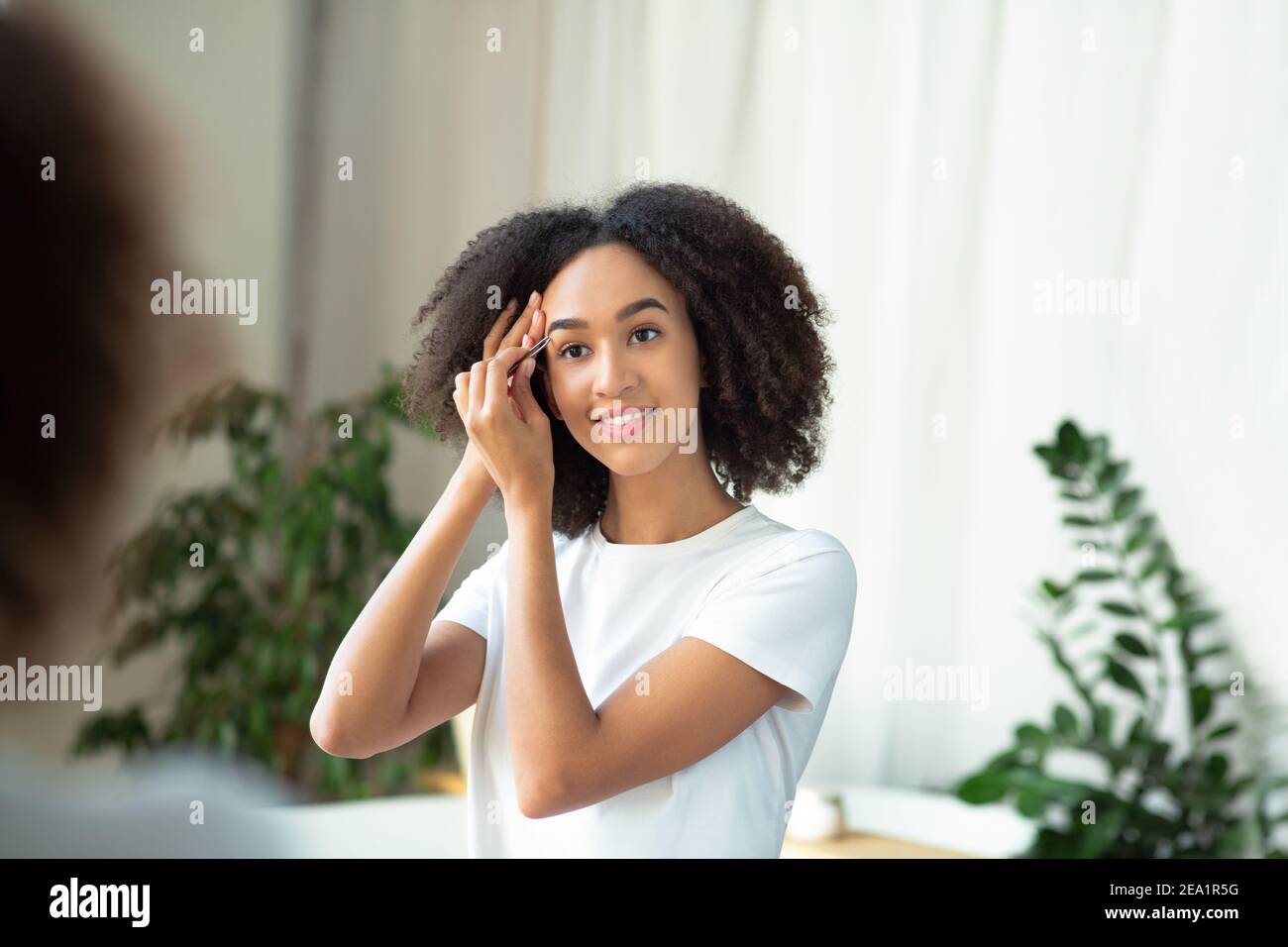 Journée beauté, seule à la maison pendant le verrouillage du Covid-19 Banque D'Images