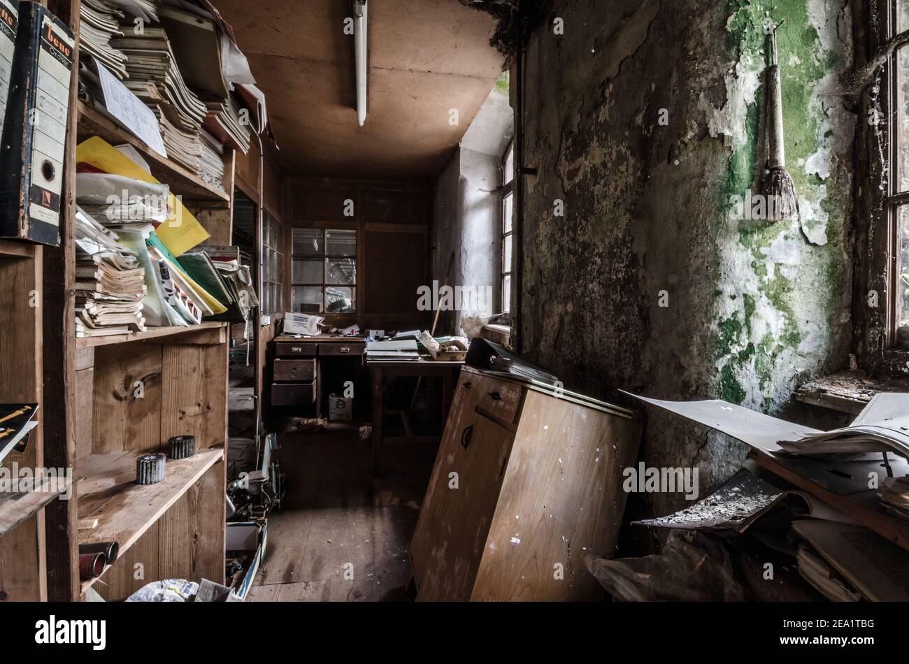 bureau abandonné avec des documents dans l'ancienne usine Banque D'Images