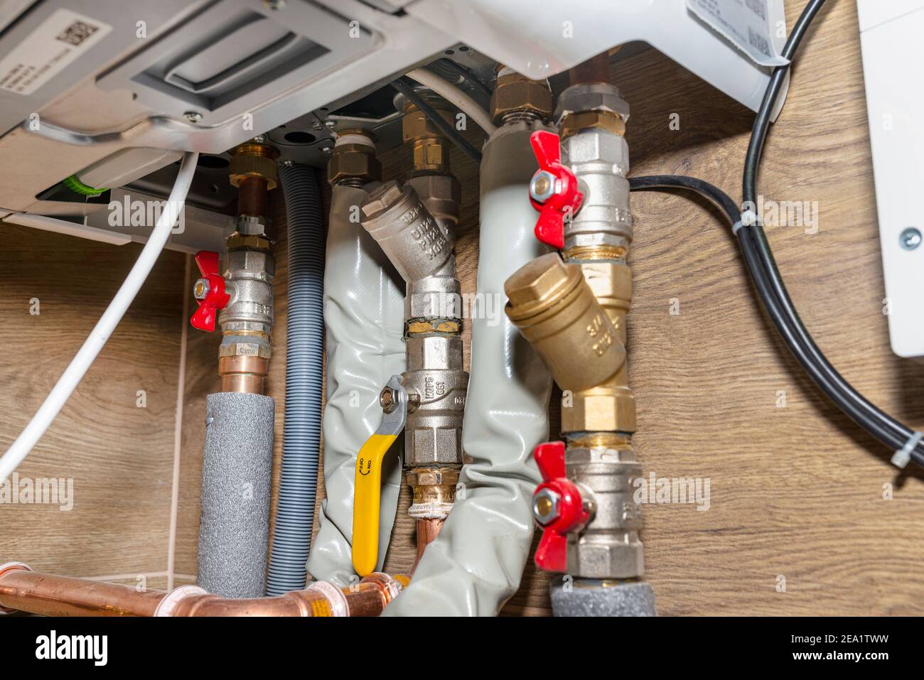 Vannes et tuyaux de gaz naturel dans une chaufferie moderne avec carreaux de céramique. Banque D'Images