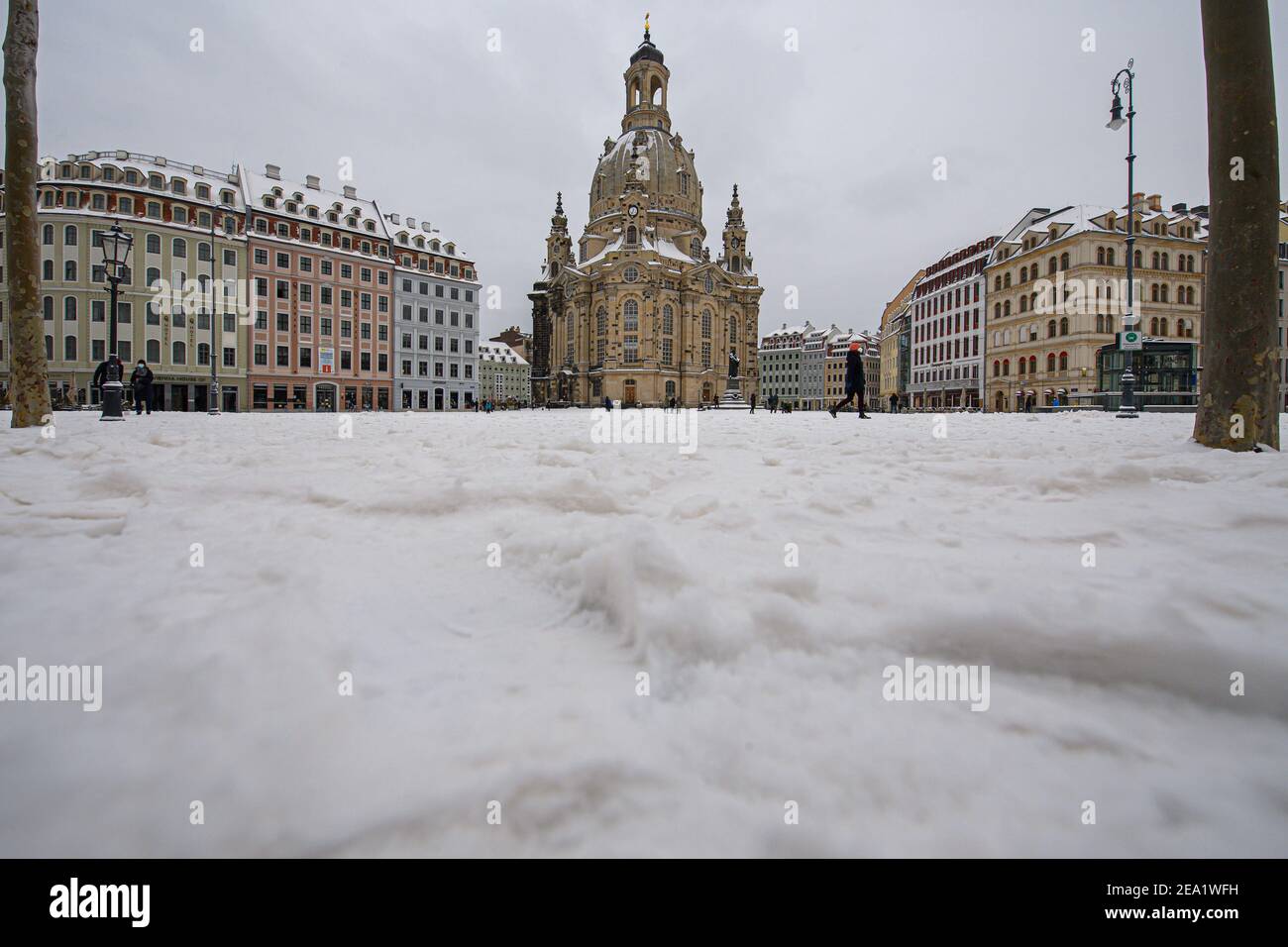 Dresde, Allemagne. 07e février 2021. Le Neumarkt en face de la Frauenkirche est recouvert de neige. Credit: Robert Michael/dpa-Zentralbild/dpa/Alay Live News Banque D'Images
