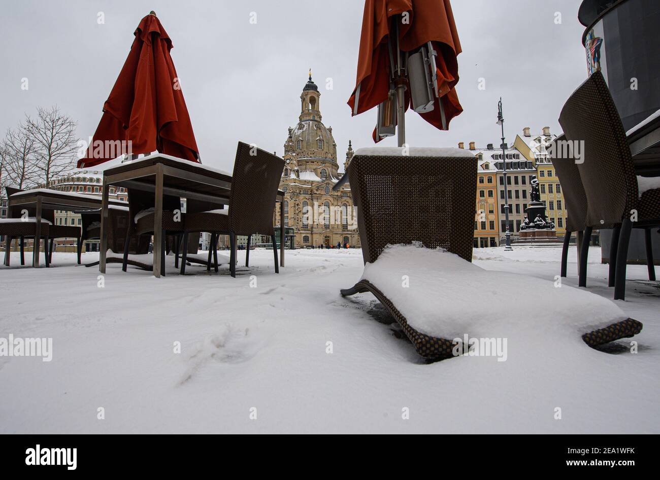 Dresde, Allemagne. 07e février 2021. Une chaise tombée d'un restaurant est recouverte de neige sur le Neumarkt, en face de la Frauenkirche. Credit: Robert Michael/dpa-Zentralbild/dpa/Alay Live News Banque D'Images