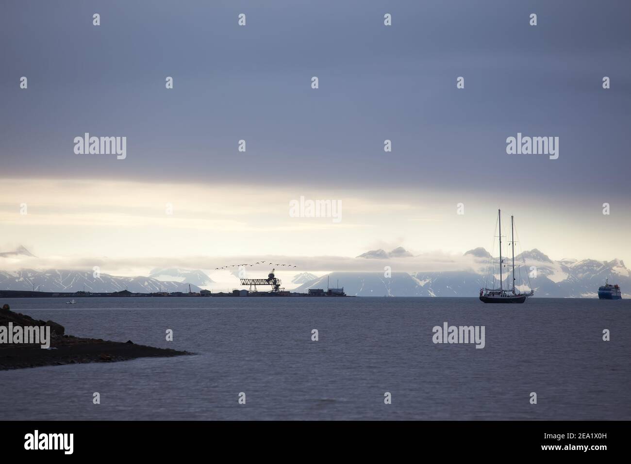 Navires dans le fjord de la baie de Longyearbyen Svablbard de Norvège au coucher du soleil Banque D'Images